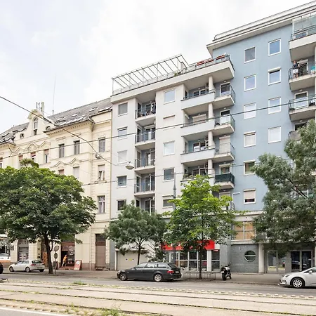 - Cozy Air Conditioned Budapest